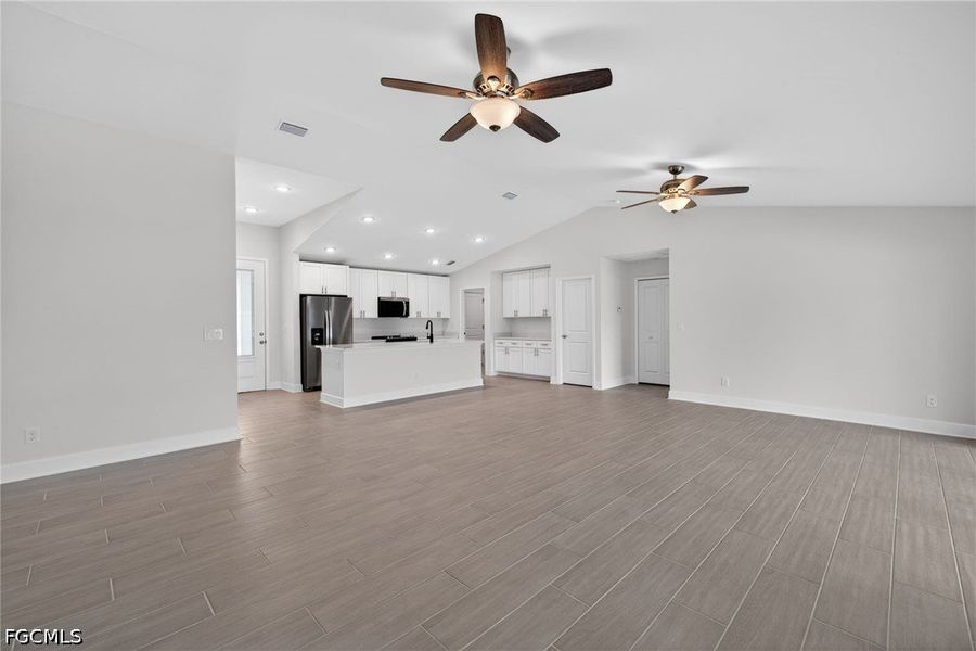 Spacious, unfurnished interior of a new home in Cape Coral, Cape Coral (Image 21).