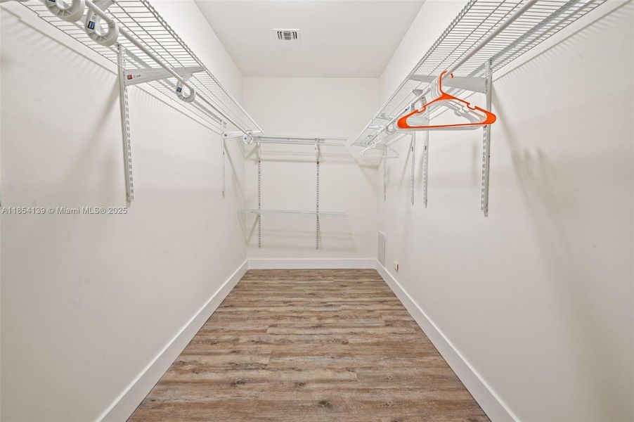 Spacious, unfurnished interior of a new home in , Miami Springs (Image 19).