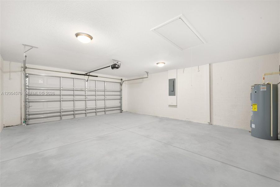Spacious, unfurnished interior of a new home in , Sebring (Image 26).
