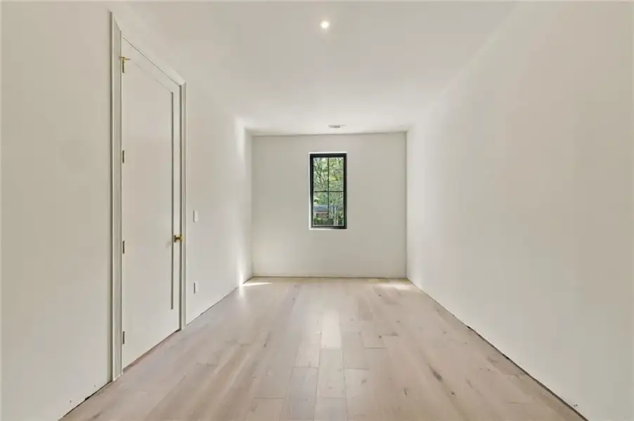 Spacious, unfurnished interior of a new home in , Sandy Springs (Image 28).