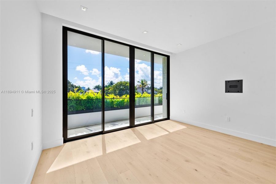 Spacious, unfurnished interior of a new home in , Hallandale Beach (Image 18).