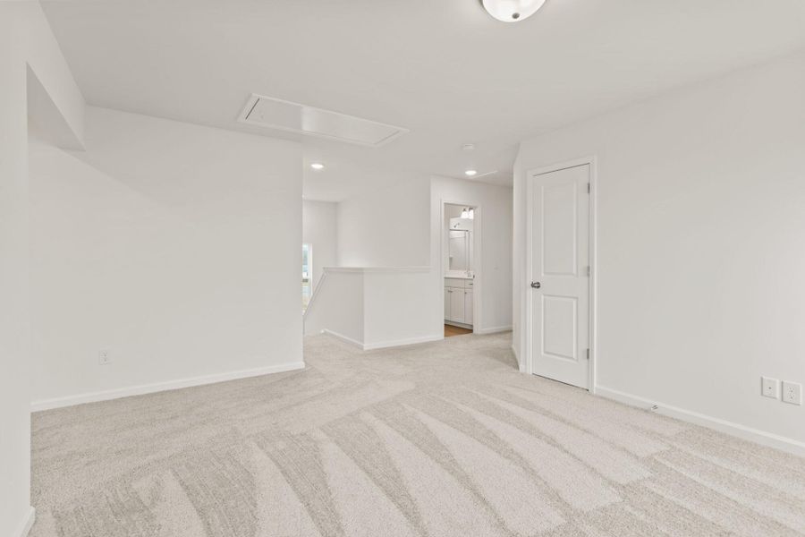 Spacious, unfurnished interior of a new home in Bellevue, Greenville (Image 25).