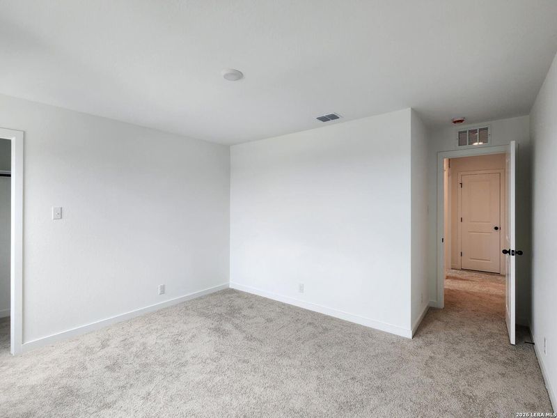Spacious, unfurnished interior of a new home in Nopal Valley, San Antonio (Image 18).