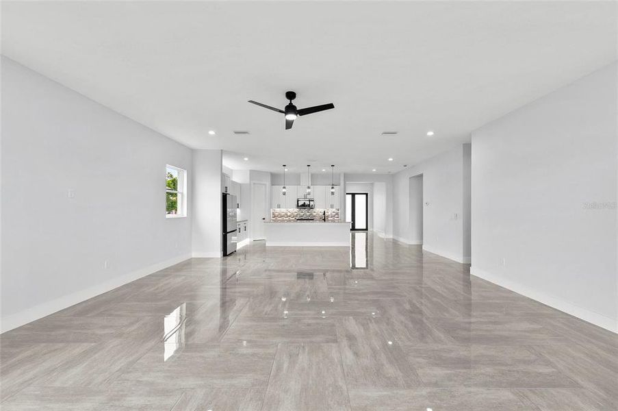 Spacious, unfurnished interior of a new home in , Palmetto (Image 23).
