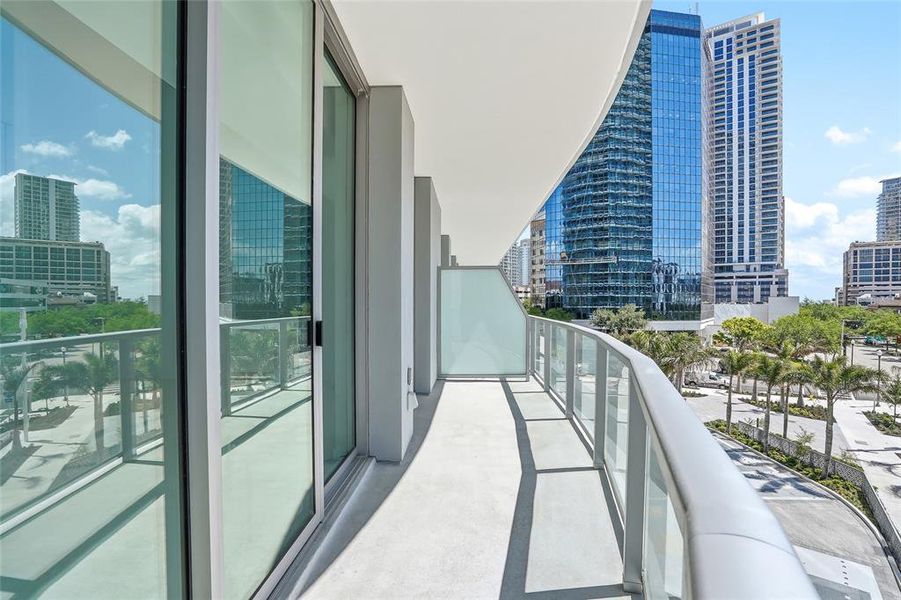 Condo located in St. Petersburg, FL showcasing its design and architecture (Image 20).