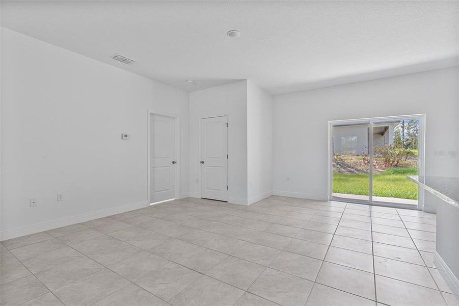 Spacious, unfurnished interior of a new home in , Citrus Springs (Image 8).