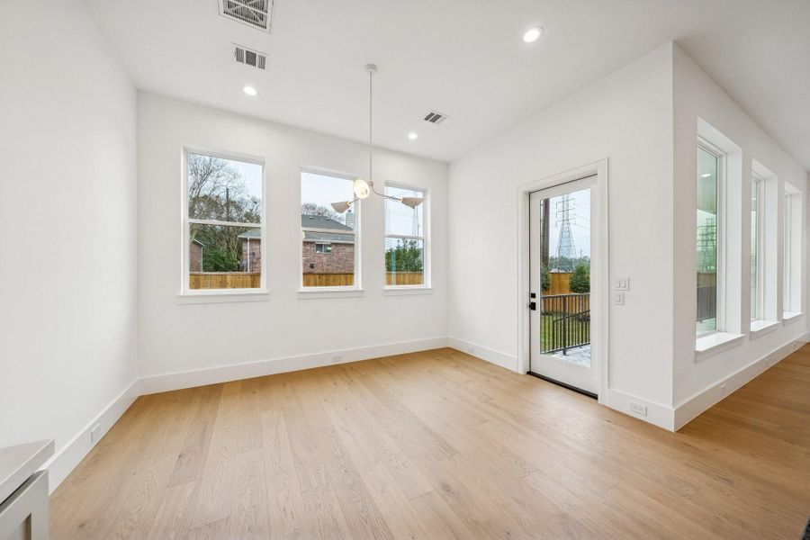 Spacious, unfurnished interior of a new home in , Bellaire (Image 23).