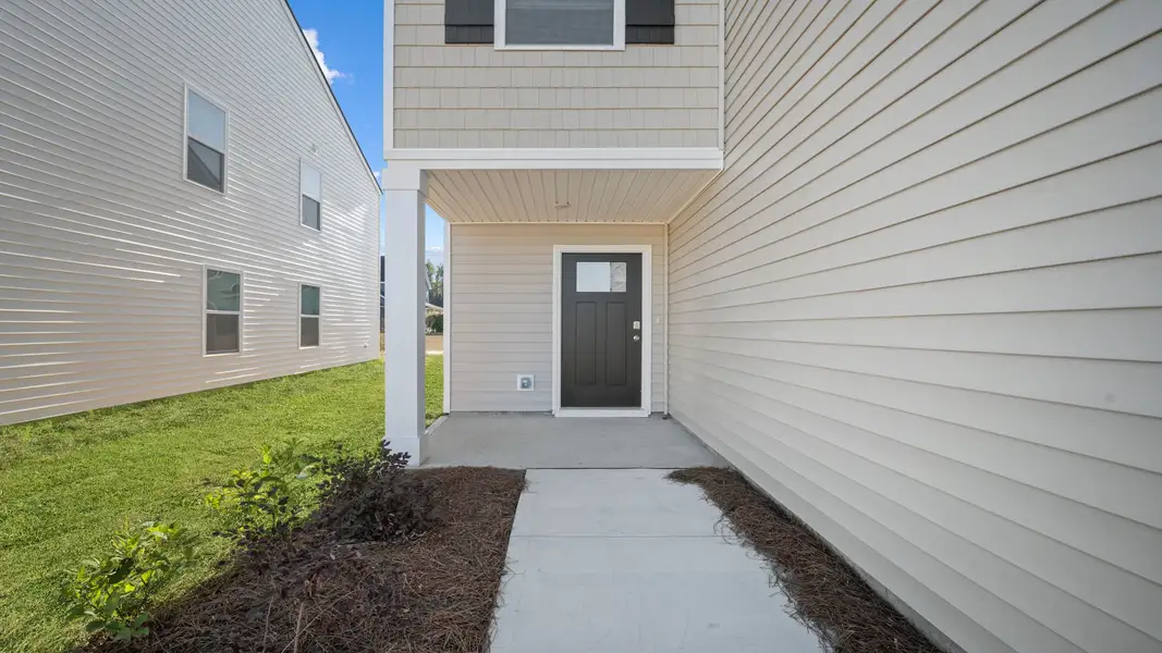Exterior details and patio area of a home in Rice Hope, Port Wentworth (Image 2).