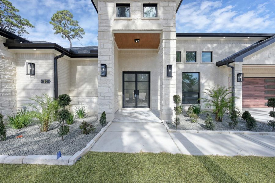 Welcoming covered entry Welcoming covered entry