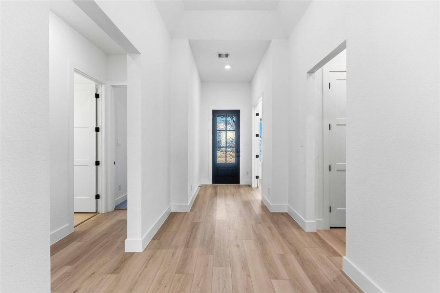 Spacious, unfurnished interior of a new home in Valencia, Manvel (Image 29).