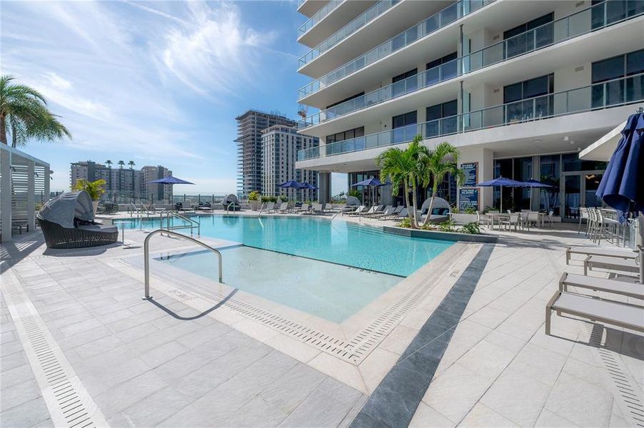 Condo located in St. Petersburg, FL showcasing its design and architecture (Image 41).
