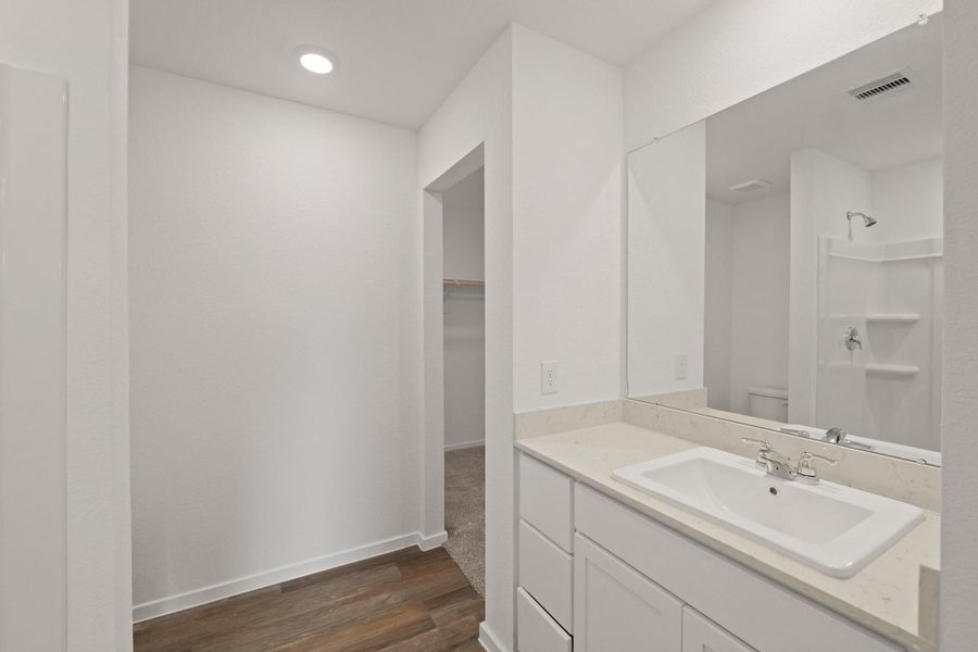 Furnished interior view inside a new home in Silverthorne, Conroe (Image 5).