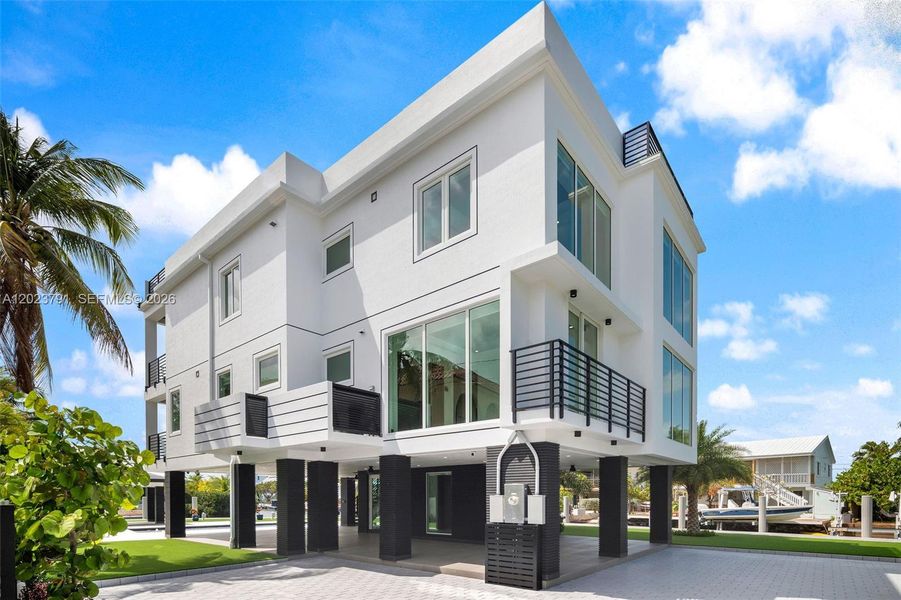 Condo located in Tavernier, FL showcasing its design and architecture (Image 6). Condo located in Tavernier, FL showcasing its design and architecture (Image 6).