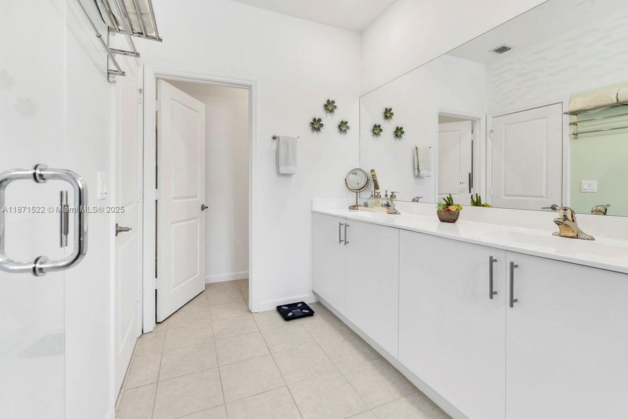 Furnished interior view inside a new home in , Pembroke Pines (Image 15).