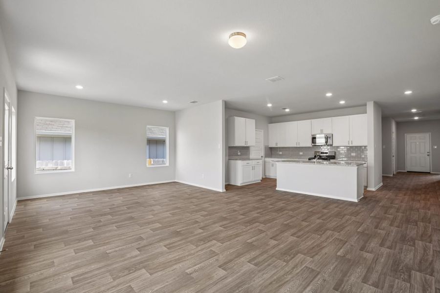 Spacious, unfurnished interior of a new home in Cloverleaf, Austin (Image 14).