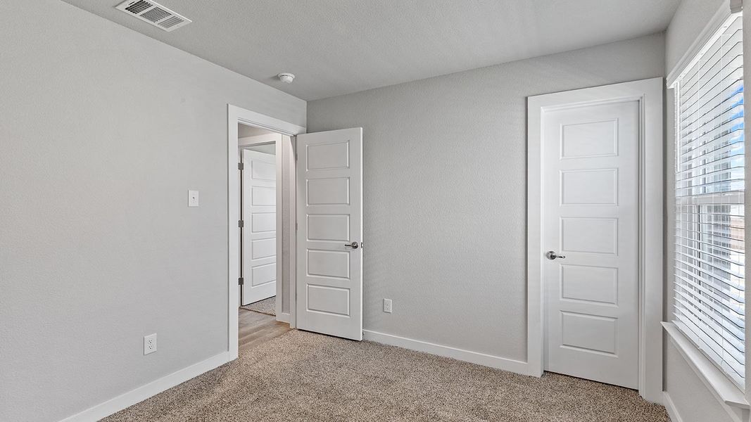 Spacious, unfurnished interior of a new home in Eagle Creek, Denton (Image 26).