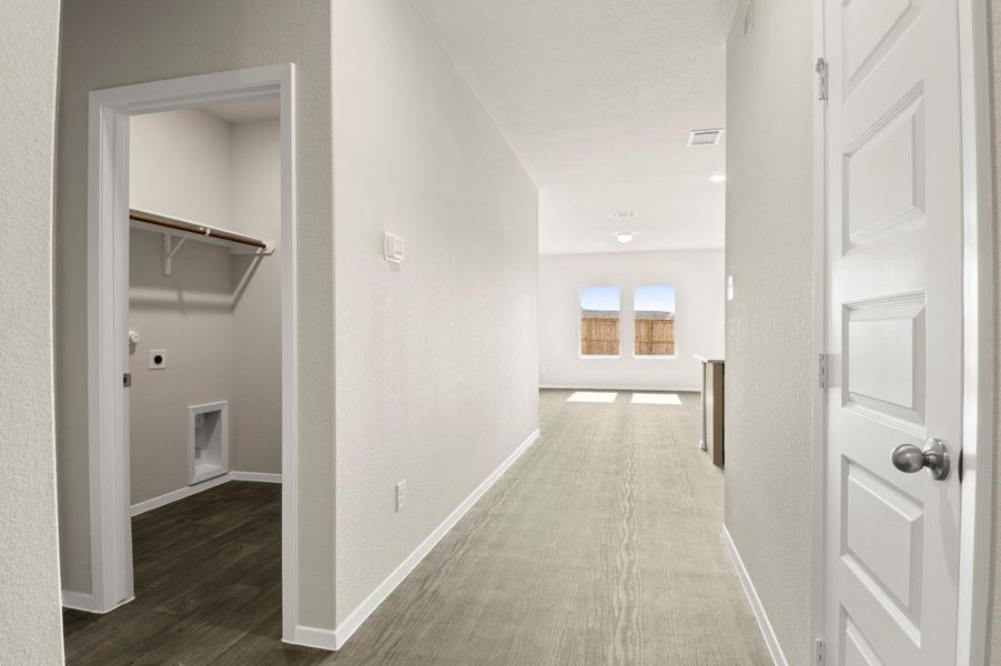 Spacious, unfurnished interior of a new home in Cloverleaf, Austin (Image 24).