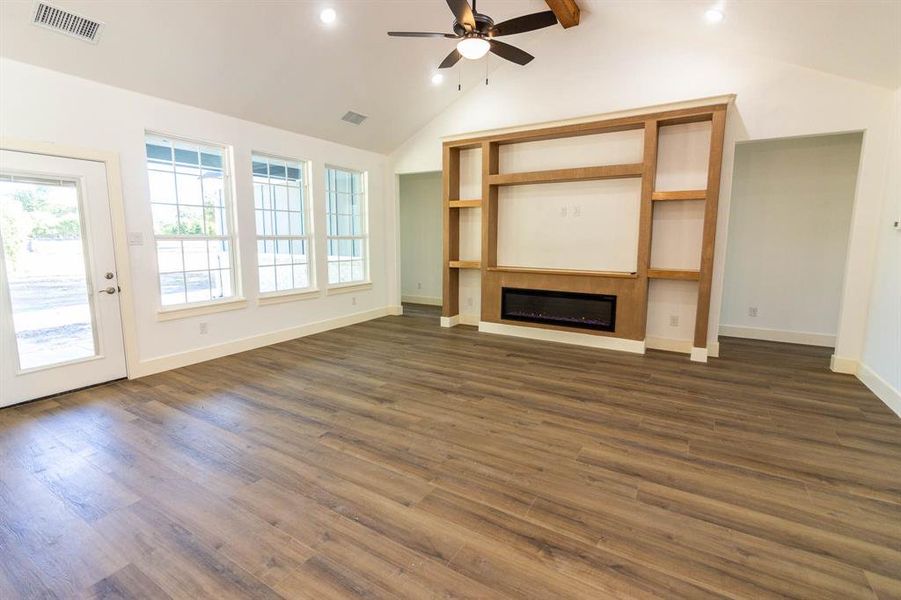 Spacious, unfurnished interior of a new home in , Post Oak Bend City (Image 16).