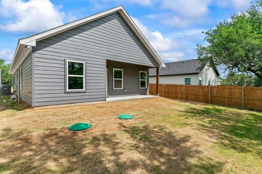 Exterior details and patio area of a home in , Granbury (Image 3).