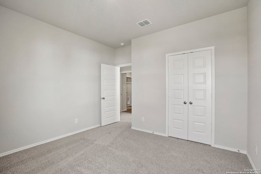 Spacious, unfurnished interior of a new home in Blue Ridge Ranch, San Antonio (Image 9).
