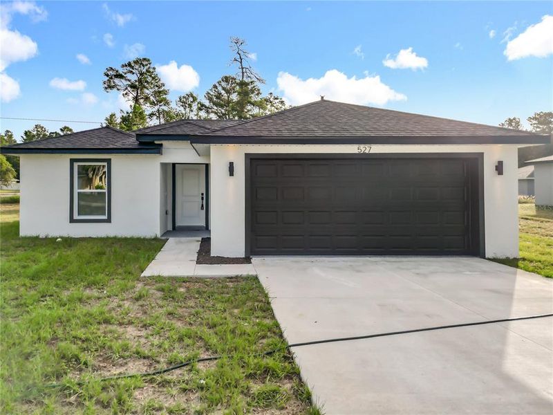 Exterior details and patio area of a home in , Ocala (Image 2).