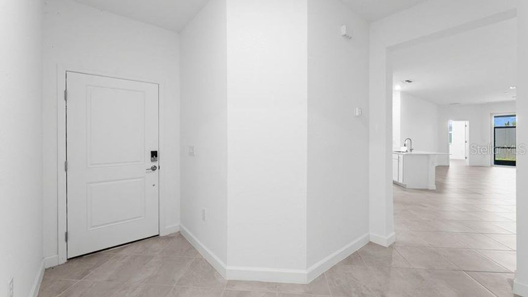 Spacious, unfurnished interior of a new home in Palm Lake at Coco Bay, Englewood (Image 11).