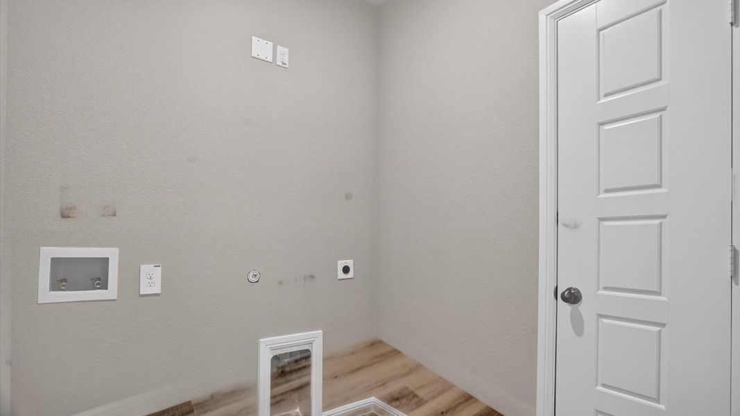 Spacious, unfurnished interior of a new home in Saratoga, Granbury (Image 14).