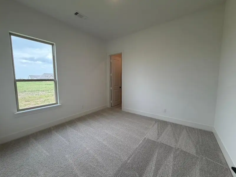 Spacious, unfurnished interior of a new home in Rocky Top, Krum (Image 12).