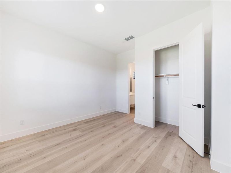 Spacious, unfurnished interior of a new home in Royal Court, Frisco (Image 12).