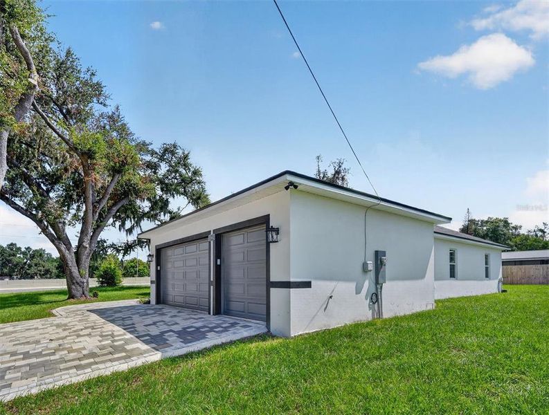 Exterior details and patio area of a home in , Plant City (Image 31).