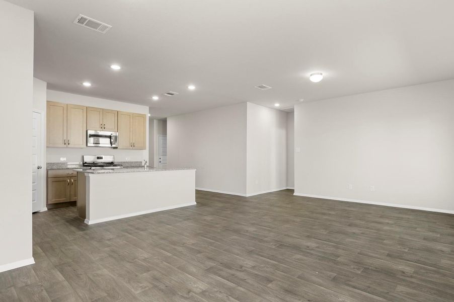 Spacious, unfurnished interior of a new home in Cloverleaf, Austin (Image 26).
