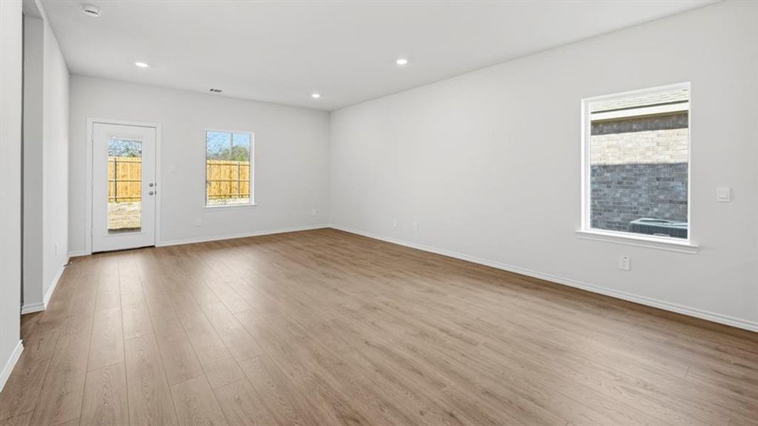 Spacious, unfurnished interior of a new home in Sweetwater Springs, Sherman (Image 16).