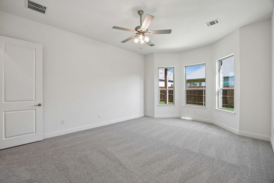 Spacious, unfurnished interior of a new home in Country Lakes, Denton (Image 13).