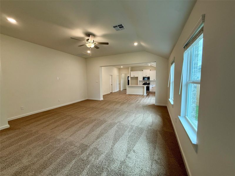 Spacious, unfurnished interior of a new home in Ashland, Angleton (Image 14).