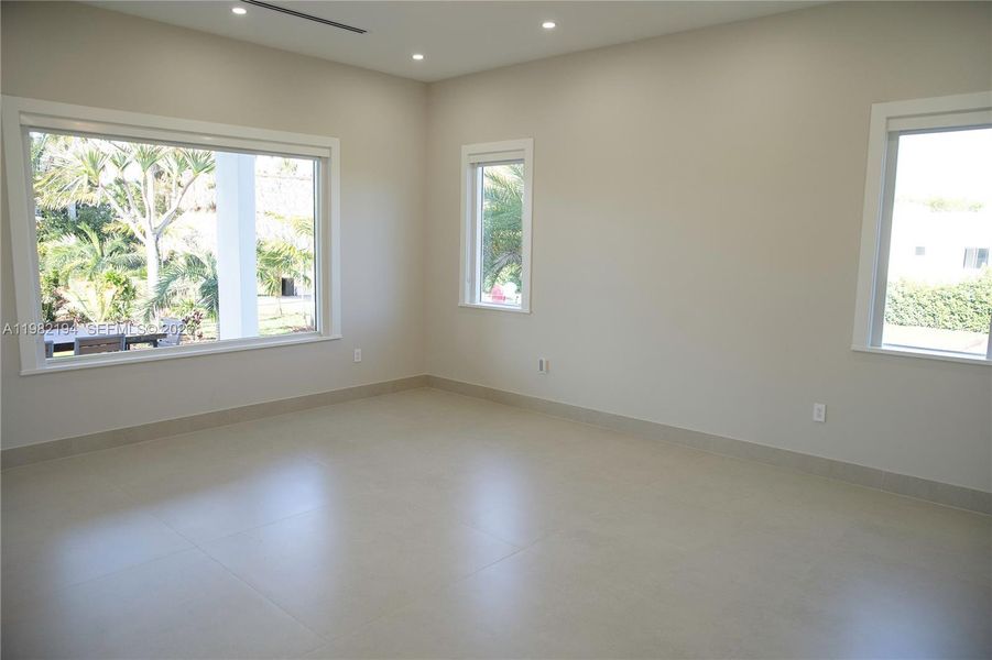 Spacious, unfurnished interior of a new home in , Miami (Image 35).