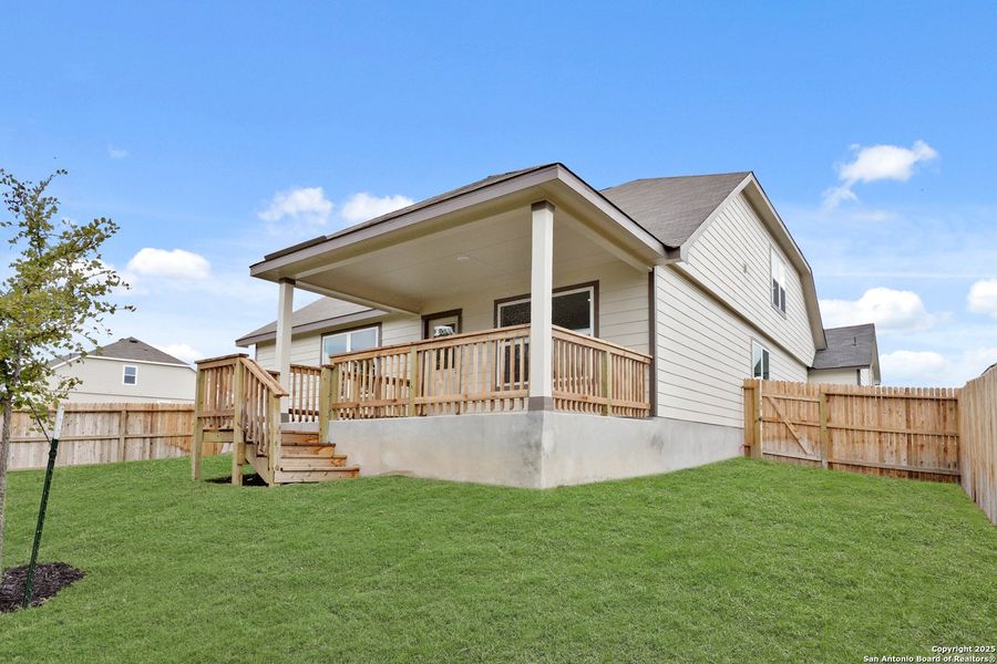Exterior details and patio area of a home in Hunters Ranch, San Antonio (Image 4).