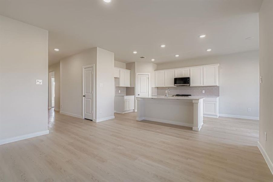 Spacious, unfurnished interior of a new home in MiraVerde, Crowley (Image 17).