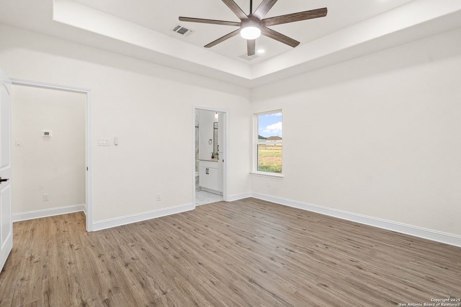 Spacious, unfurnished interior of a new home in , La Vernia (Image 22).