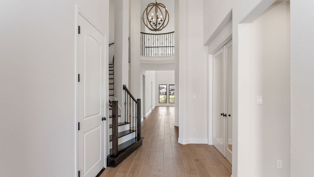 Spacious, unfurnished interior of a new home in Cross Creek West, Fulshear (Image 11).