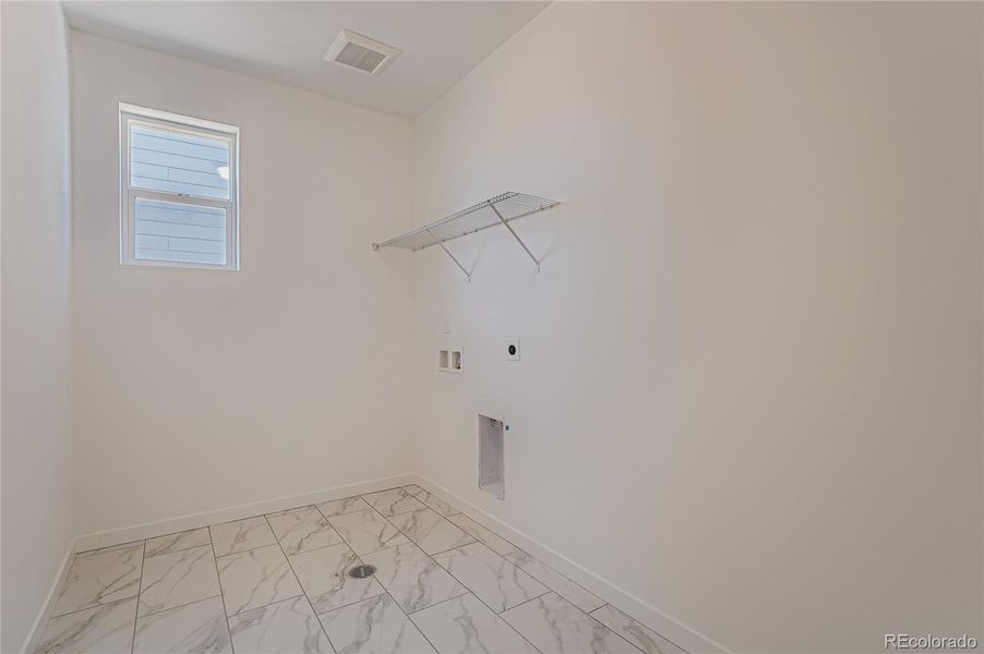 Spacious, unfurnished interior of a new home in Wolf Creek Run, Strasburg (Image 16).