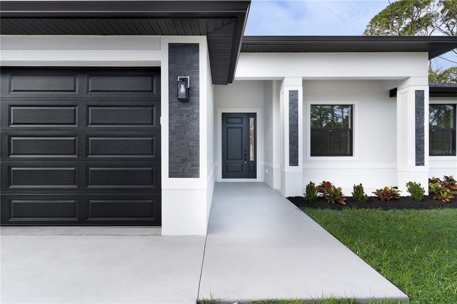 Exterior details and patio area of a home in , Port Charlotte (Image 4).