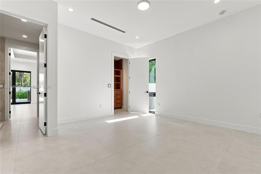 Spacious, unfurnished interior of a new home in , Miami (Image 24).