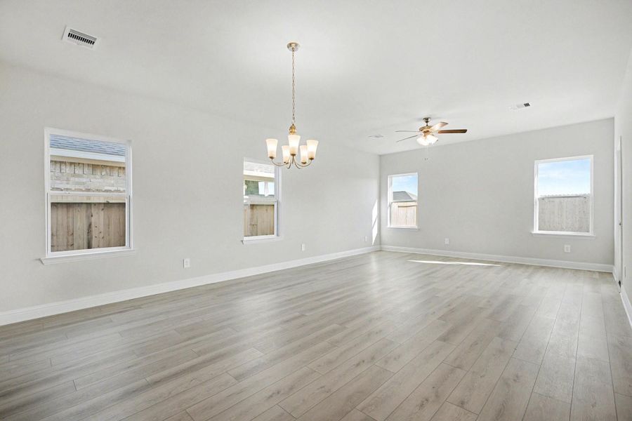 Spacious, unfurnished interior of a new home in Bayou Maison, Dickinson (Image 11).