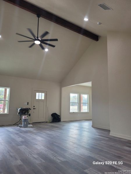 Spacious, unfurnished interior of a new home in , Floresville (Image 9).