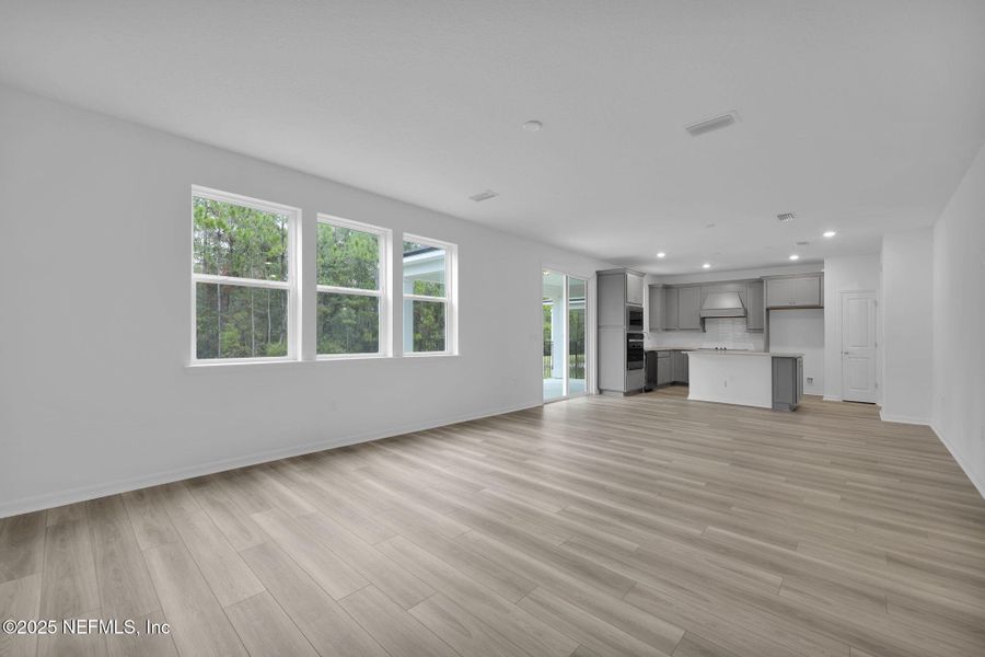 Spacious, unfurnished interior of a new home in Hyland Trail, Green Cove Springs (Image 18).