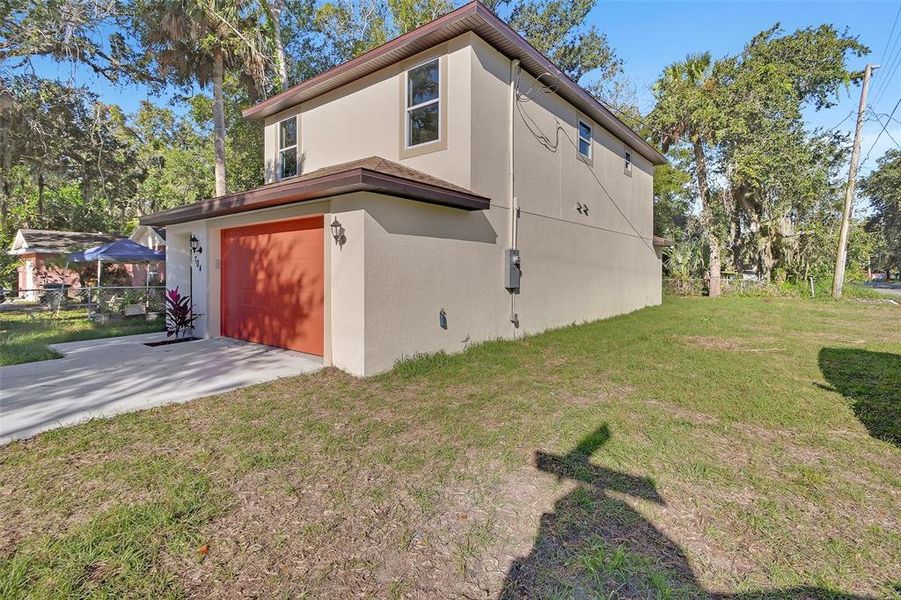 Exterior details and patio area of a home in , Daytona Beach (Image 4).