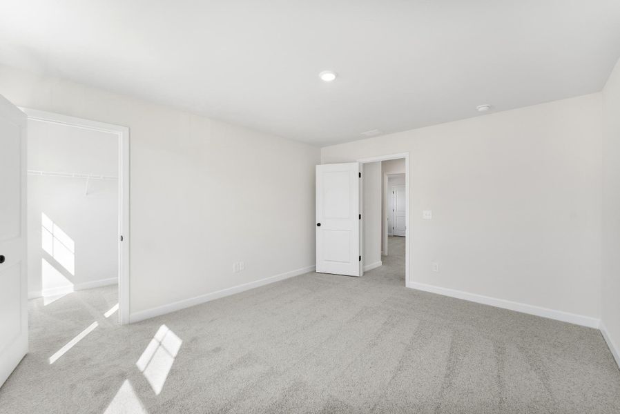 Spacious, unfurnished interior of a new home in , Summerville (Image 32).