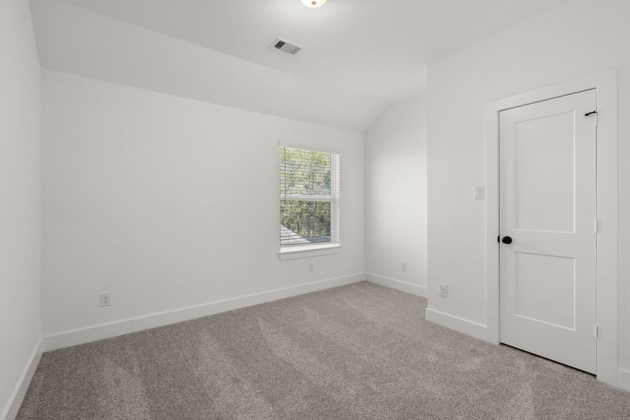 Spacious, unfurnished interior of a new home in Wood Leaf Reserve, Tomball (Image 23).