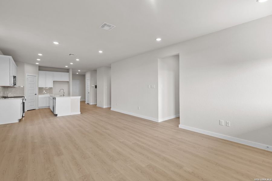 Spacious, unfurnished interior of a new home in Hiddenbrooke, Seguin (Image 24).