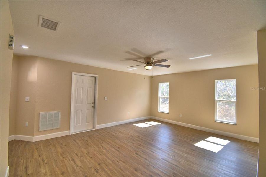 Spacious, unfurnished interior of a new home in , Lake Wales (Image 12).